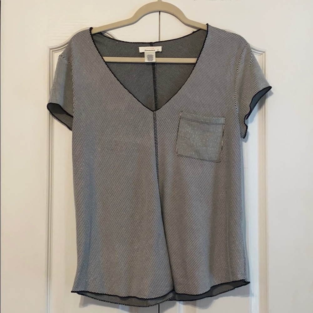 V-neck t-shirt